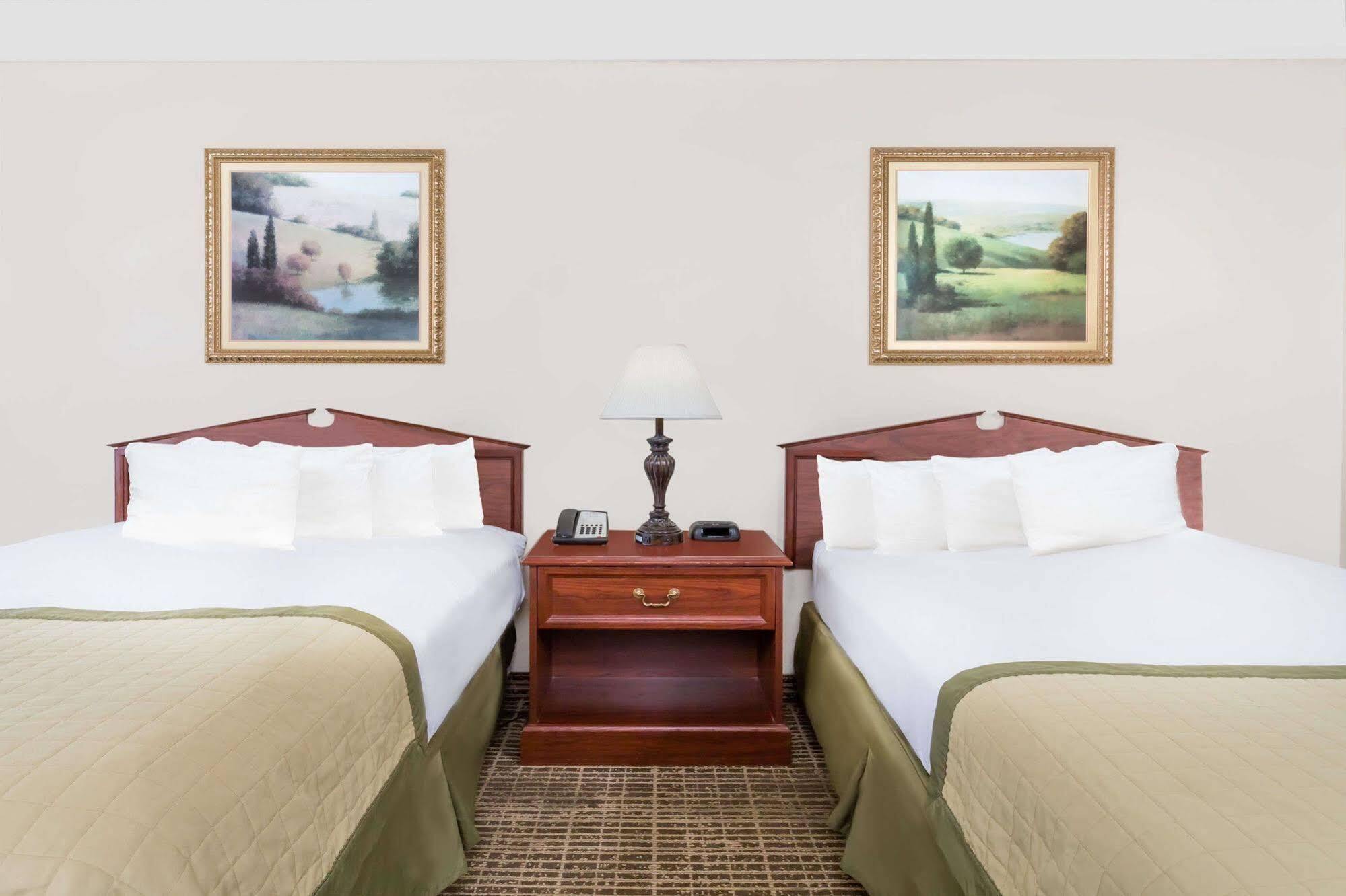 Baymont By Wyndham Eden Motel Bagian luar foto